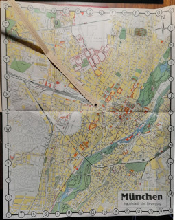 Blitzführer durch München der Hauptstadt der Bewegung. Neuester Stadtplan mit Zeiger im Plan.