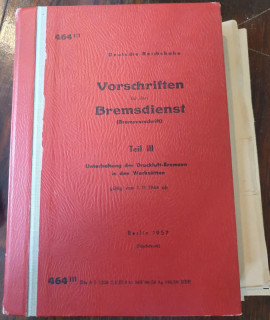 Deutsche Reichsbahn (Hrsg.): Vorschriften für den Bremsdienst (Bremsvorschrift), Teil III: Unterhaltung der Druckluft-Bremsen in den Werkstätten. Gültig vom 1.11.1944 an. 464 III.